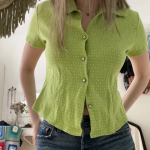 Blus - Unik och bekväm topp som ger sommarvibes och 70-talet😍 också en gammal favorit då man kan bära den på så många sätt!! Saknar två knappar som jag kan fixa enkelt💖💖 ❌❌använd inte köp nu❌❌