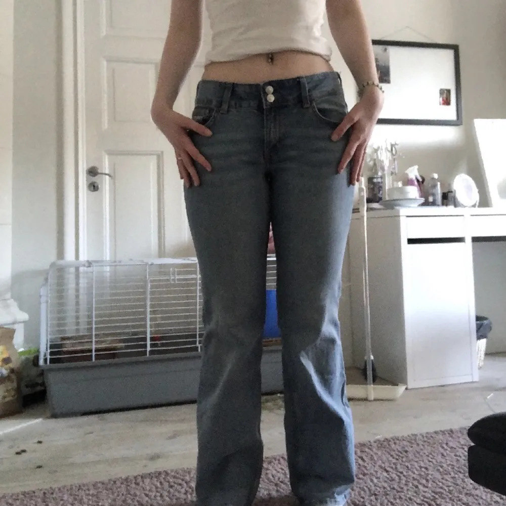 Säljer mina HM jeans❤️Storlek 40, men passar nog 38 också🥰hål på insidan av jeansen vid knapparna för att trä igenom ett resårband men syns inte alls när jeansen är på!. Jeans & Byxor.