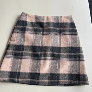 Pennkjol - Yllekjol i beige, ger en så fin kroppsform. Slutar strax över knä för mig som är ca 160 cm!🤩