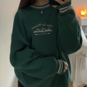 Sweatshirt med tryck - Använd endast en gång och därför säljer jag. Väldigt skön och oversized så passar troligen många! Originala pris är 360kr!