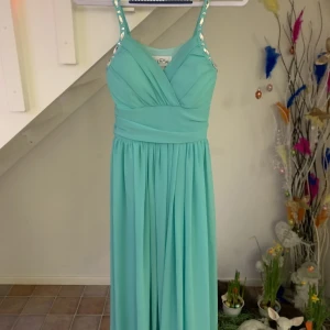 Finklänning  - En finklänning i bra skick som endast använts 1-2 gånger. Kontakta mig innan ni trycker på ” köp nu”, tack!