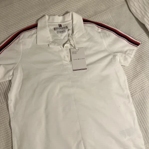 Tommy Hilfiger T-shirt - Helt ny, aldrig använd. Jättefin passform!