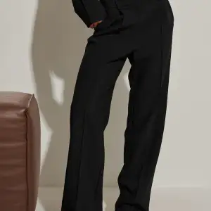 Ett par svarta kostymbyxor från Hanna Schönbergs kollektion med Nakd. De är i storlek 34 men sitter som en 36 och midjan är medelhög. 