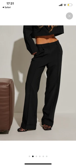 Kostymbyxor NAKD - Ett par svarta kostymbyxor från Hanna Schönbergs kollektion med Nakd. De är i storlek 34 men sitter som en 36 och midjan är medelhög. 