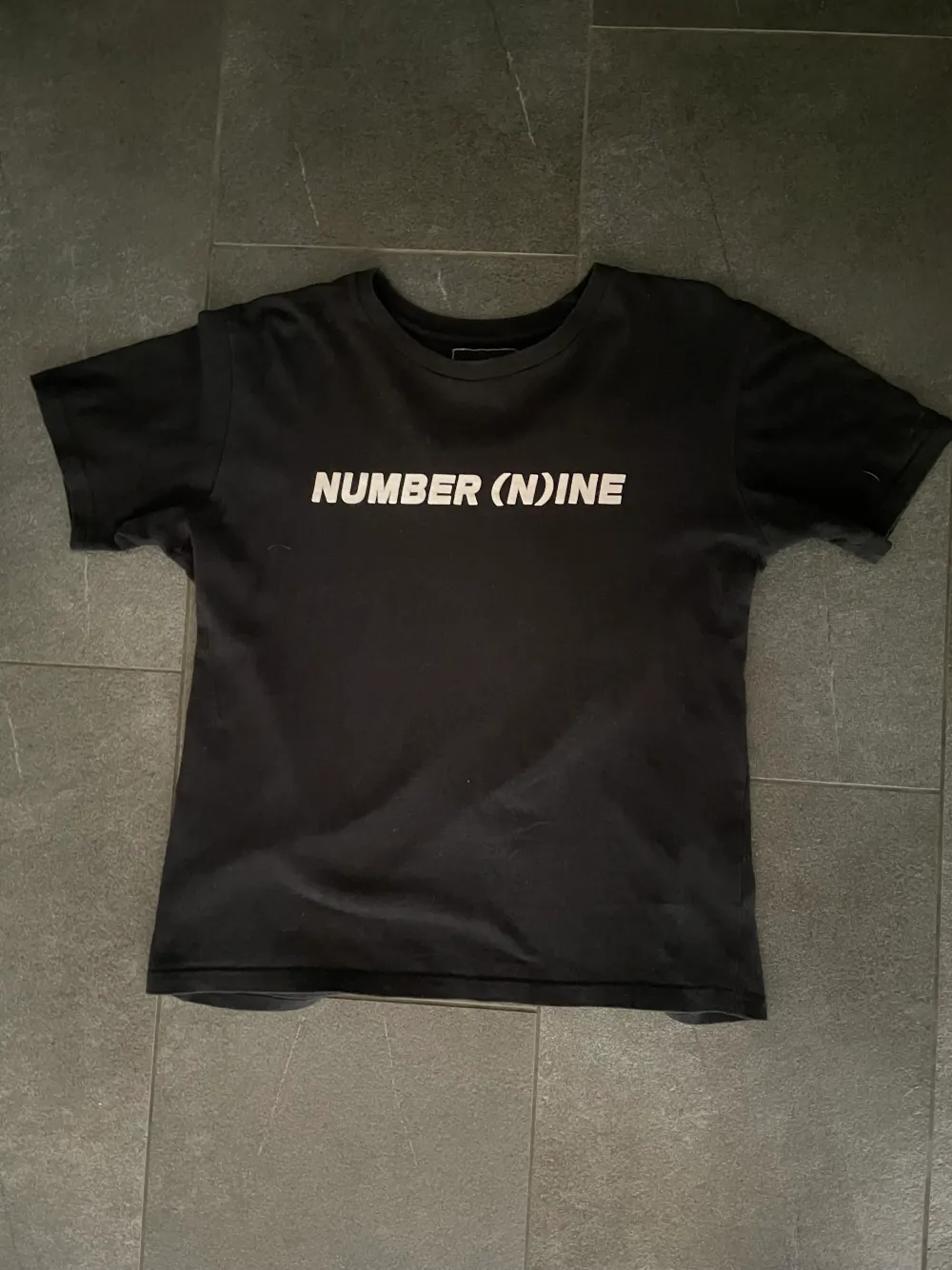 Number nine tshirt, lite kort i modell. Bra skick förutom själva tagen. Köpt av 50archive. T-shirts.