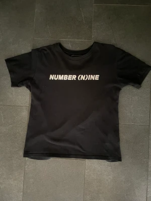 Number (N)ine tshirt - Number nine tshirt, lite kort i modell. Bra skick förutom själva tagen. Köpt av 50archive
