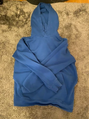 JJXX hoodie - Säljer denna snygga hoodie från JJXX, då den här blivit för liten på mig. Finns inte längre på zalando där jag köpte den. Perfekt för vintern! Använd några gånger men har inga defekter. Köp för 185 kr plus frakt💗