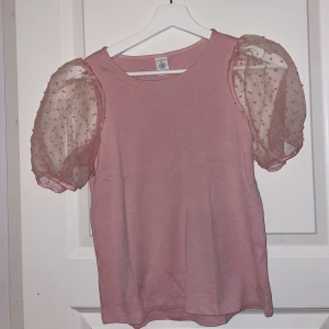 Rosa topp med puffiga armar - Super gullig topp. Den är från barn avdelningen men motsvarar storlek XS/S i vuxen