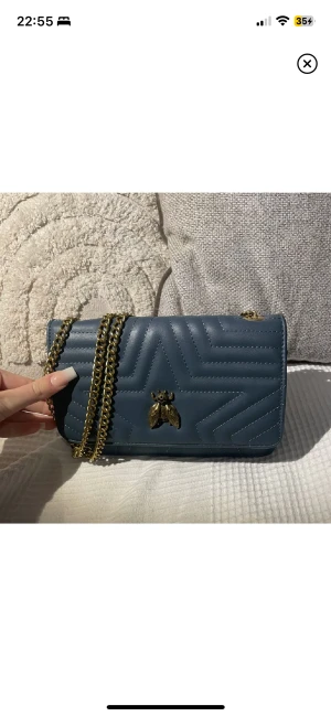 Väska  - Säljer min super fina väska. Ny pris: 2700 men säljer den för 2000. Har knappt använd den då jag föredrar silver detaljer💕priset kan diskuteras 