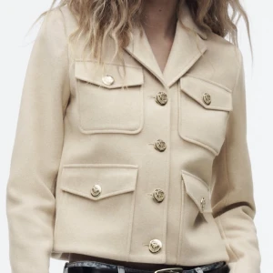 Kort jacka med guldknappar - Använd 2 gånger, som ny