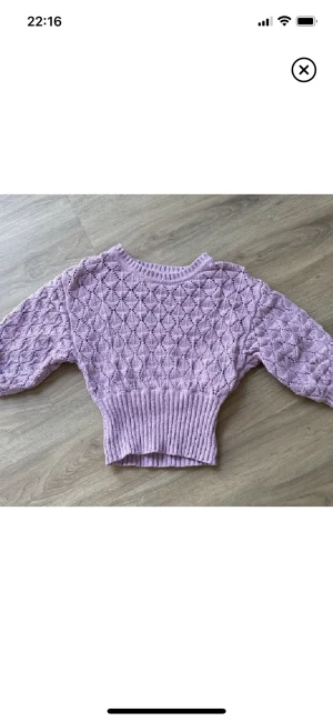 Stickad tröja - Snygg cropped stickad tröja! Väldigt bra skick!