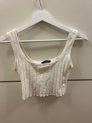 Vitt croppat linne - Fint vitt ribbat croppat linne ifrån shein. Bra skick!