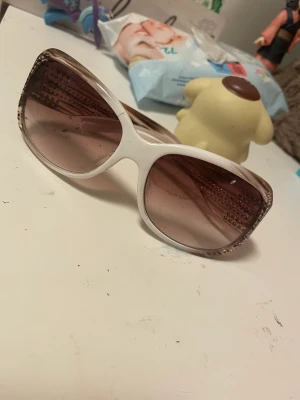 Fina 2000s glasögon  - 2000s y2k vintage glasögon köptes på en vintage affär i Italien  för 250 men använder aldrig //fråga om dom e tillgänglig innan du tycker köp nu (vill helst inte möttas men fråga innan 