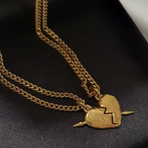 Maria halsband - Hej säljer ena halvan av mitt you and me halsband i guld, jätte fint skick! Skriv privat för mer bilder!