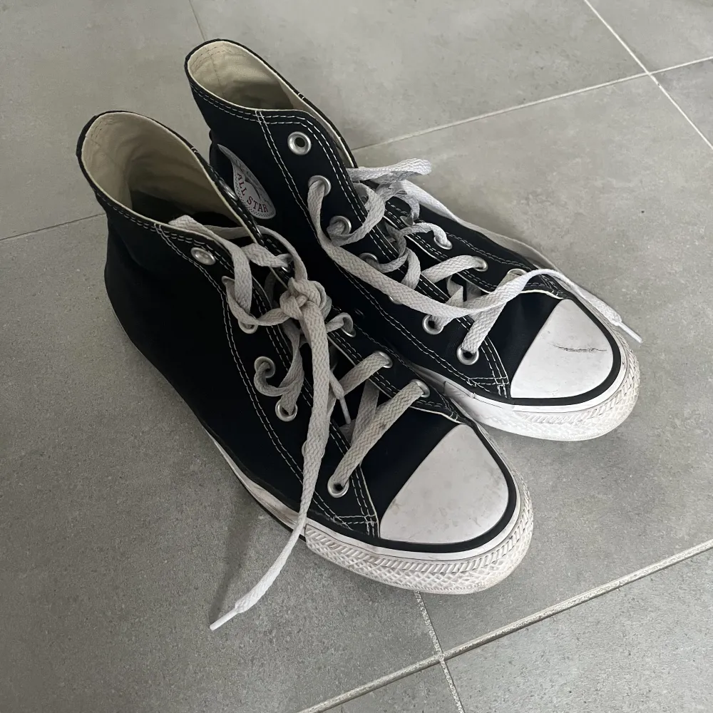 Svarta converse i storlek 39. Några märken på det vita och skosnörena har blivit lite svarta där de går igenom men skulle ändå säga att de är i bra skick.. Skor.