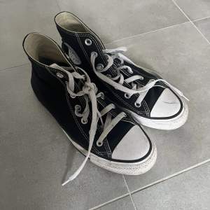 Svarta converse i storlek 39. Några märken på det vita och skosnörena har blivit lite svarta där de går igenom men skulle ändå säga att de är i bra skick.