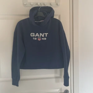 Gant hoodie - Använd max två ggr, mörkblå Växt ifrån den (Pris kan diskuteras)