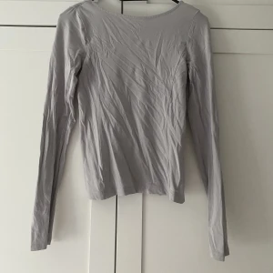 Topp med djup rygg - Säljer denna topp från weekday då den tyvärr inte kommer till användning. Den har djupare rygg