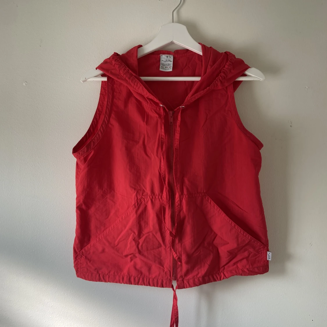 Röd hoodie-väst med dragkjedja - 90