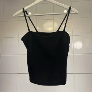 Glitterlinne  - Glittrigt linne från Gina. Perfekt till fest eller utgång🖤✨