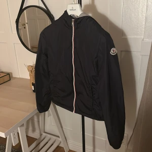 Moncler jacka - Tja, säljer denna monclerjacka då ja har växt ur den. Den e i storlek xs och sitter ganska litet. 9-10 i cond ingen flaw. Prislappar medföljer men har tyvärr inget kvitto, vid mer frågor eller funderingar skriv!/ Tim M