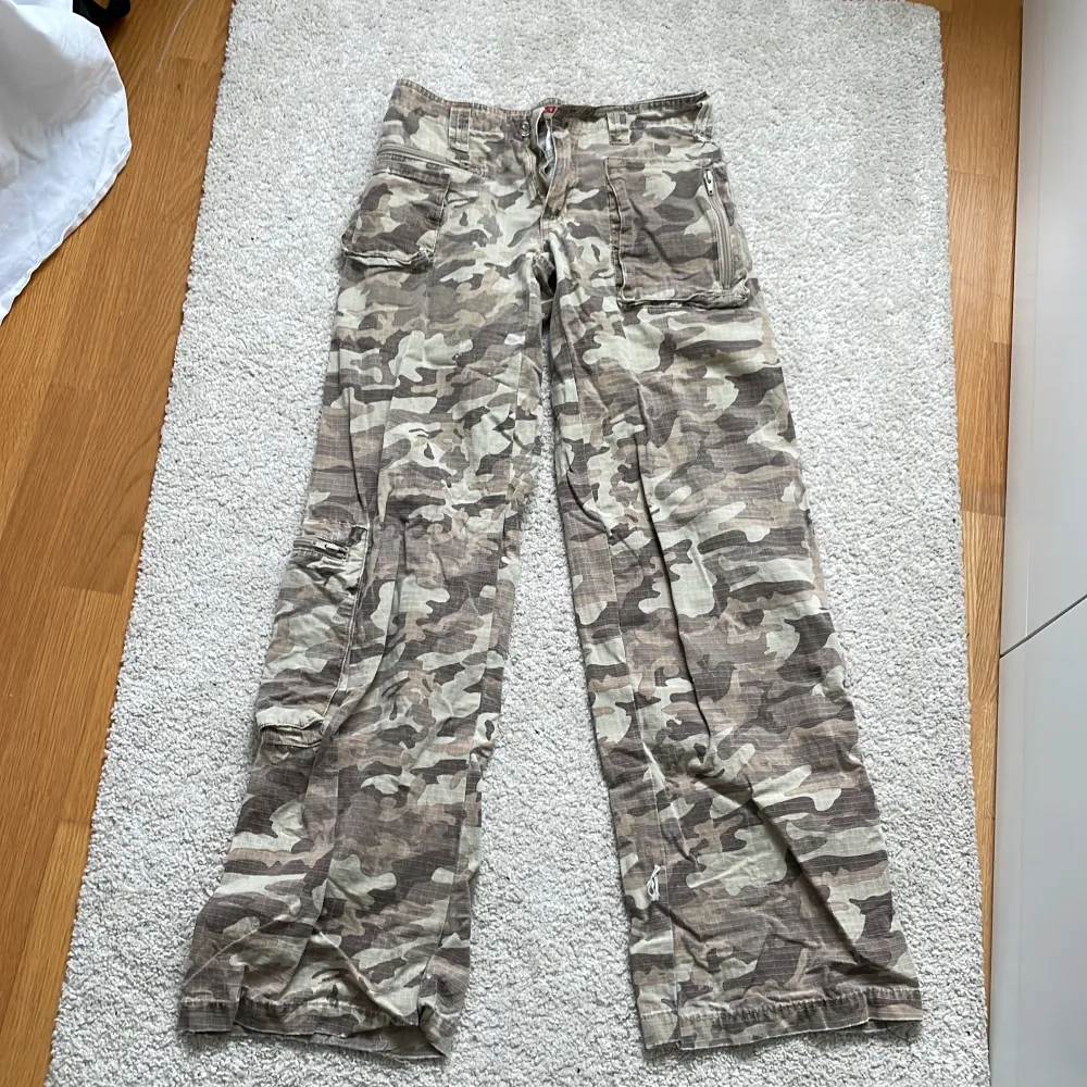 Unika camobyxor från Only i storlek xs/ xxs. Små i midjan med ett flertal fickor fram och bak, långa ben! . Jeans & Byxor.