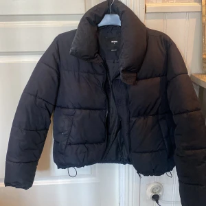 Puffer jacka  - Säljer min svarta puffer jacka från bikbok! Knappt använd, inga synliga täcken på användning, så nästan så gott som ny! Nypris 599, mitt pris 250kr