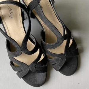 Klackskor - Svarta klackskor som är använda en gång. Mycket bra skick och inga märken. Bekväma att gå i. Köpte på skopunkten. Skriv till mig vid fler frågor och bilder💗