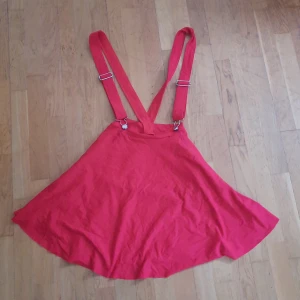 Röd kjol från blackmilk! - Storlek; LARGE (har amå fläckar under vardera spänne. Syns knappt.)