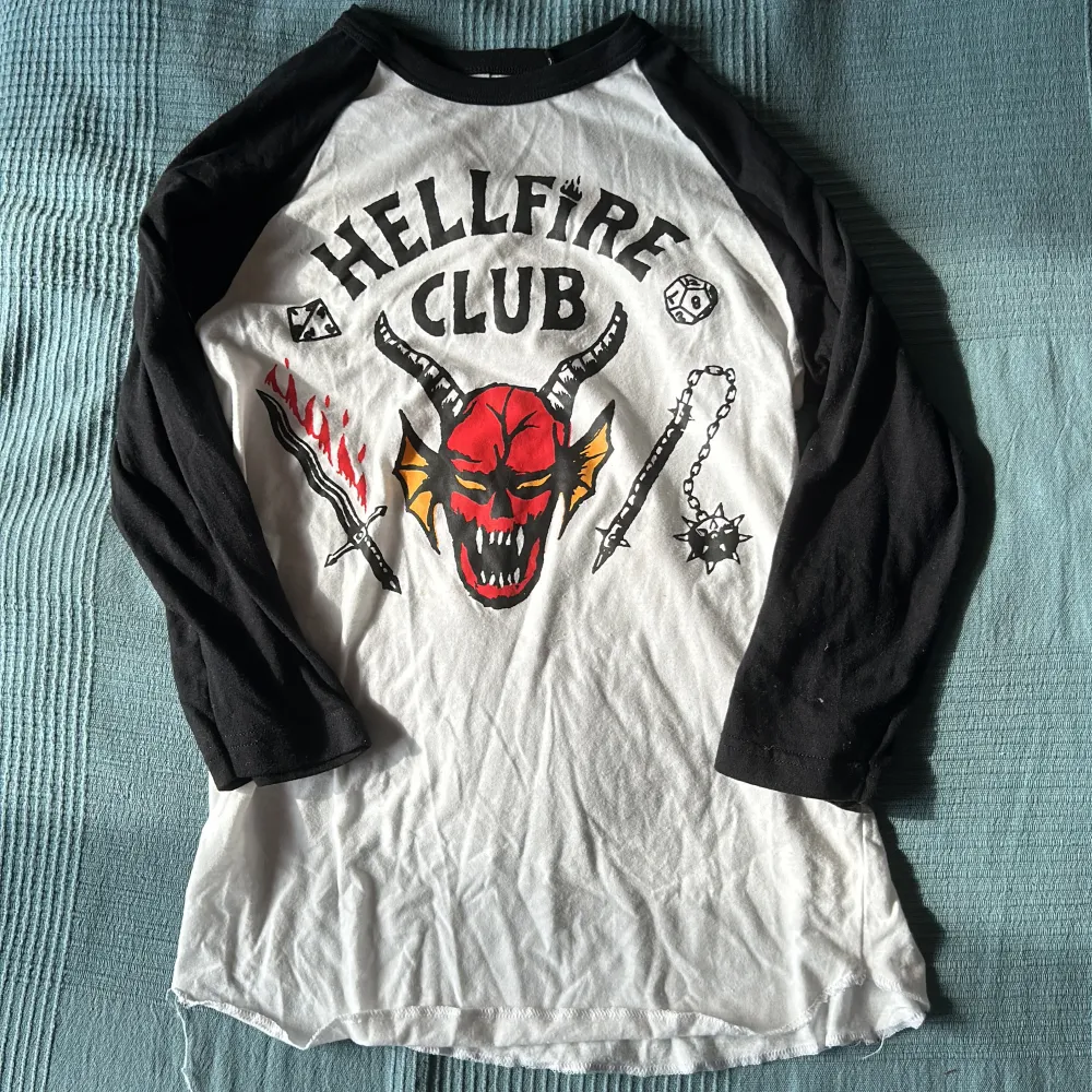 Säljer en Stranger Things tröja med trycket ”hellfire club”. Säljer denna då jag inte är ett fan av serien längre och knappt använt den. Använd 2-3 gånger. Originalpris: 299 kr. Skriv om du har frågor!!. T-shirts.