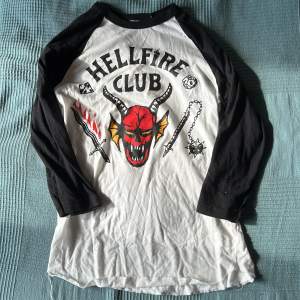 Säljer en Stranger Things tröja med trycket ”hellfire club”. Säljer denna då jag inte är ett fan av serien längre och knappt använt den. Använd 2-3 gånger. Originalpris: 299 kr. Skriv om du har frågor!!