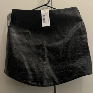 Kjol - Läderkjol/skinn skjol från NELLY Lappen sitter kvar 