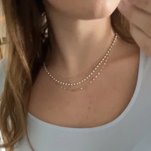 Halsband - Halsband med 3 olika kedjor. Färgar ej av sig.
