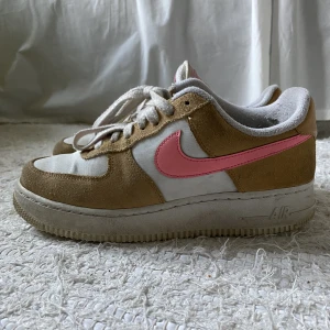 Air Force 1 - Säljer min air force 1 skor som bara har använts ett par gånger för länge sedan, storlek 38,5, kontakta mig om fler bilder🤍 Nypris 1600kr