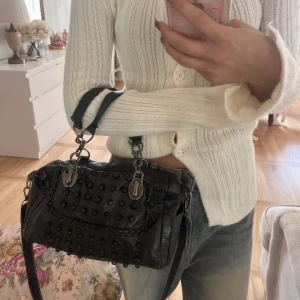 svart väska med nitar - säljer denna zadig liknande väskan, köpte från en annan tjej på plick så den är i ganska dåligt skick (kan fota mer detaljerat) men det är mest själva handtagen! man kan ha den över kroppen eller i handen, man kan vända på väskan så nitarna inte syns! 💕