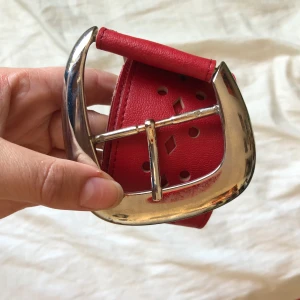 Retro rött bälte - I använt skick, smått sprucket osv, kan skicka fler bilder vid intresse <33