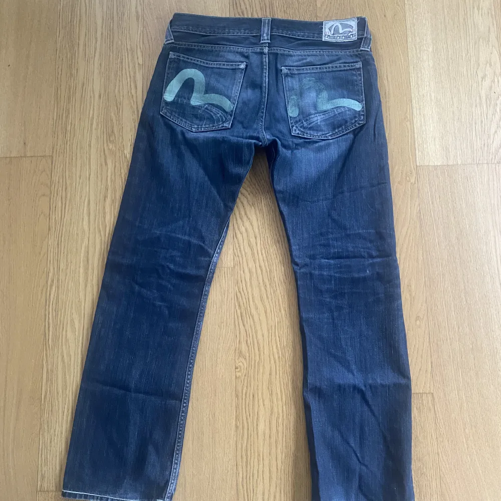 Säljer ett par Evisu jeans, flaw på ena märket på bakfickan samt ett hål i höger framficka som man enkelt kan sy igen. Jeans & Byxor.