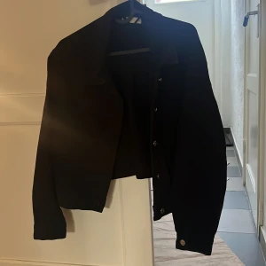 Gina tricot black jeans jacka  - Den är i storlek M, säljer den för 200kr plus frakt. 