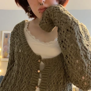 Olivgrön stickad tröja - Så söt oversized olivgrön stickad tröja med fina knappar<3