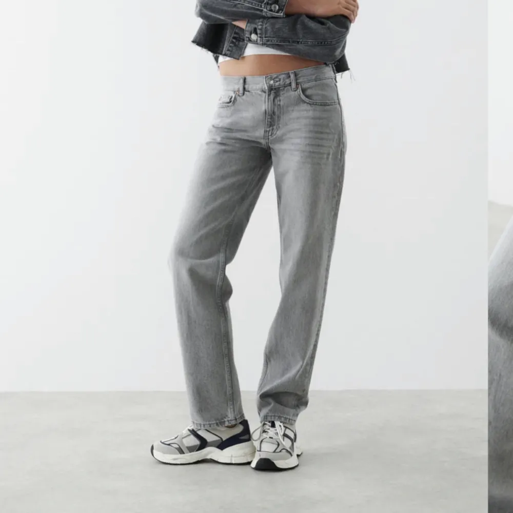 Low straight jeans från Gina Tricot som är helt oanvända. Säljer pga för små och skulle säga att storleken är som en xs.  Ordpris: 499kr. !Kontakta mig först innan du köper!. Jeans & Byxor.