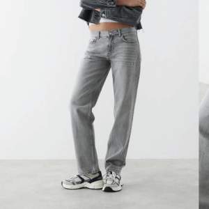 Low straight jeans från Gina Tricot som är helt oanvända. Säljer pga för små och skulle säga att storleken är som en xs.  Ordpris: 499kr. !Kontakta mig först innan du köper!