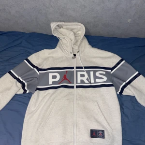 Psg tröja - Psg tröja jordan den är helt ny använt den 1-2 gånger 10/10 skick men den är lite för stor för mig 