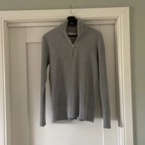 Half zip tröja - En Half zip tröja som är i bra skick. Säljer den pga att jag inte använder den längre. 