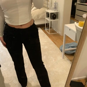 Kostymbyxor - Jätte fina svarta kostymbyxor från Vero Moda. Knappt använda, kan användas både som low Waist men även som vanligt beroende på preferens🩷