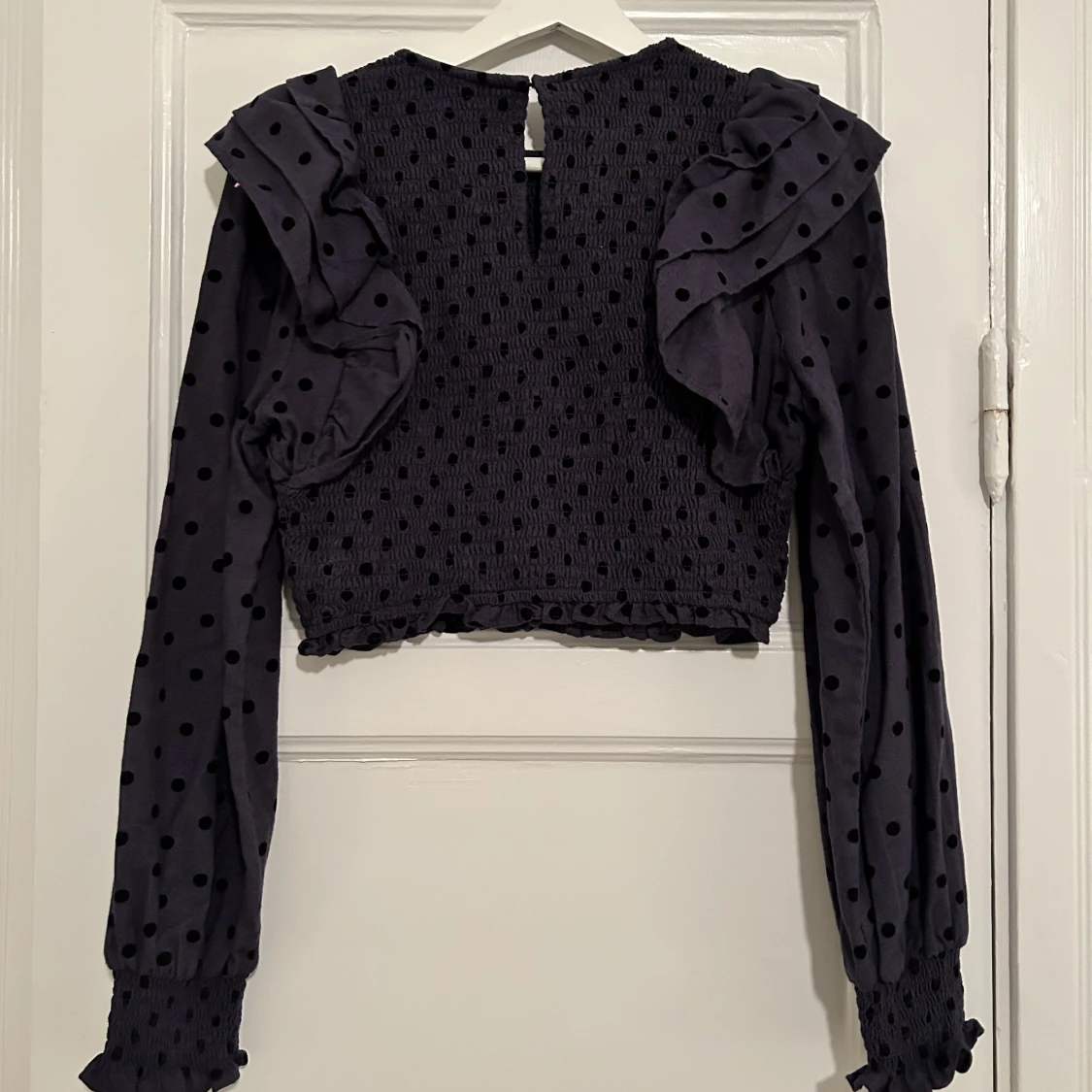 Prickig topp med volang - 91