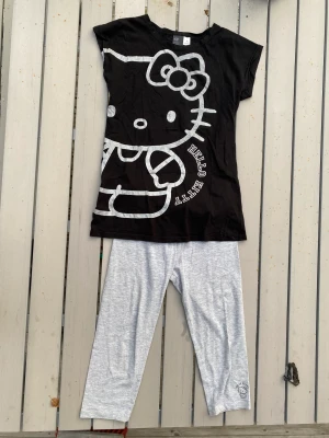 Hello Kitty Pyjamas  - Hello kitty pyjamas från sanrio x h&m. Storlek 146/152, tröjan är dock stor och passar xs-s. Inga skador
