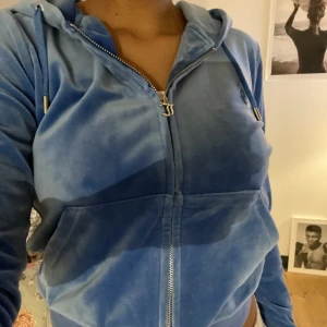 Juicy couture tröja  - Säljer min blåa juicy couture tröja i väldigt bra skick, då den inte kommer till användning längre!  Nypris - 1200kr  Säljer för - 900kr  Skriv ifall du har någon fråga!💗