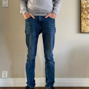 Tjena! Säljer dessa feta Tommy Hilfiger jeans(regular fit) Modellen på bilden är runt 180. Hör av er vid frågor. Nypris 1500kr (Pris kan diskuteras vid snabb affär!)