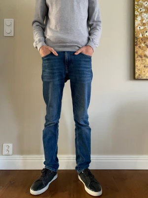 Tommy Hilfiger Jeans - Tjena! Säljer dessa feta Tommy Hilfiger jeans(regular fit) Modellen på bilden är runt 180. Hör av er vid frågor. Nypris 1500kr (Pris kan diskuteras vid snabb affär!)