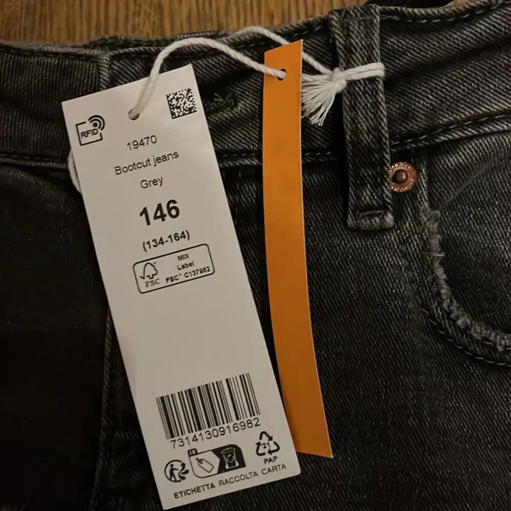 Helt nya samma jeans som förra inlägget fast annan färg, dessa är också förstora nypris är 300kr💕. Jeans & Byxor.